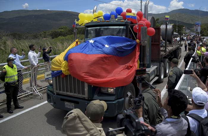 El primer camión de Venezuela cruza el Puente Internacional Simón Bolívar durante una ceremonia para reabrir oficialmente la frontera terrestre (26.09.2022). · Foto: Schneyder Mendoza, AFP