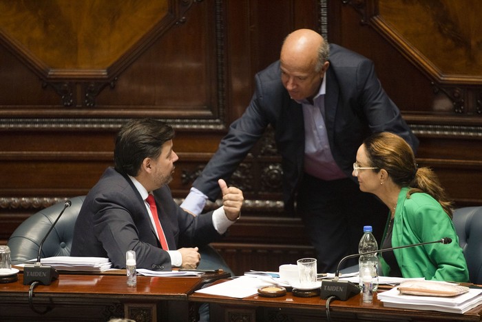 Adrián Peña, Germán Coutinho y Carmen Sanguinetti, en el Senado (archivo, abril de 2023). · Foto: Ernesto Ryan