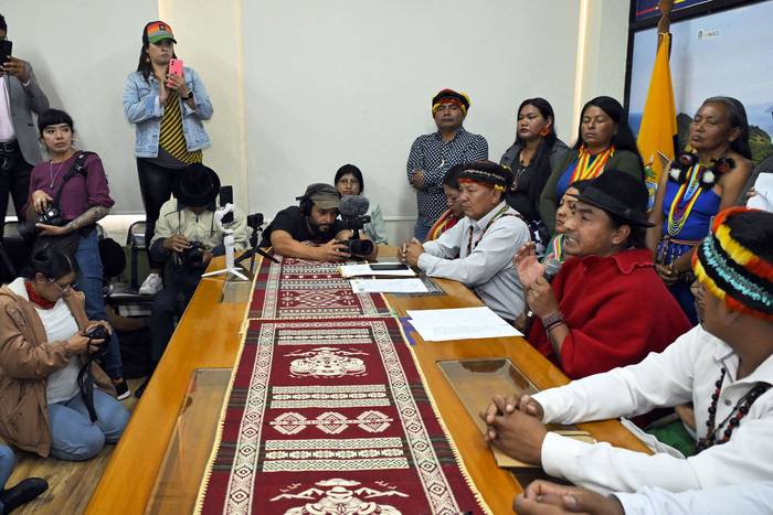 Leonidas Iza, presidente de la Confederación de Nacionalidades Indígenas del Ecuador, durante una conferencia de prensa en la sede de la Conaie, en Quito, el 6 de marzo. · Foto: Rodrigo Buendía, AFP
