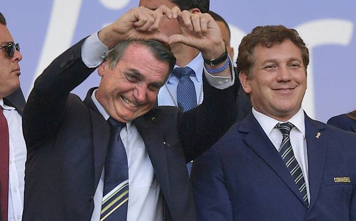Jair Bolsonaro, presidente brasileño, y Alejandro Domínguez, presidente de la Conmebol, en el estadio Maracaná, en Río de Janeiro, Brasil (archivo, julio de 2019). · Foto: Carl de Souza, AFP