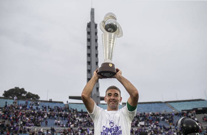 Álvaro Navarro, de Defensor Sporting, luego de ganar la final ante La Luz por la Copa AUF Uruguay, en el estadio Centenario (archivo, noviembre de 2022). · Foto: Ernesto Ryan