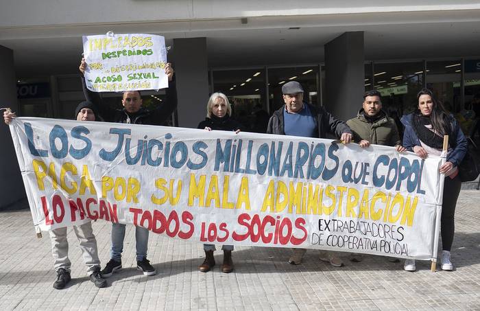 Manifestación de trabajadores del supermercado de la Cooperativa Policial, frente al comercio (07.08.2023). · Foto: Alessandro Maradei