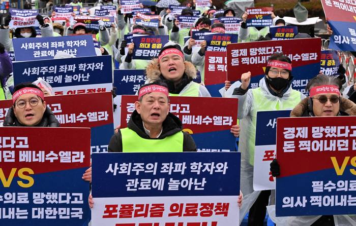 Manifestación de médicos para protestar contra el gobierno, el miércoles, en Seúl, Corea. · Foto: Jung Yeon-je, AFP