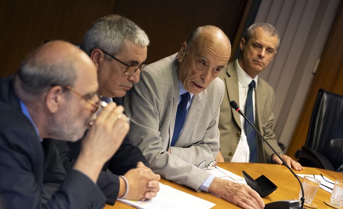 José Korzeniak, Alberto Castelar, José Arocena y José Garchitorena, en el anexo del Palacio Legislativo (14.11.2023). · Foto: Ernesto Ryan