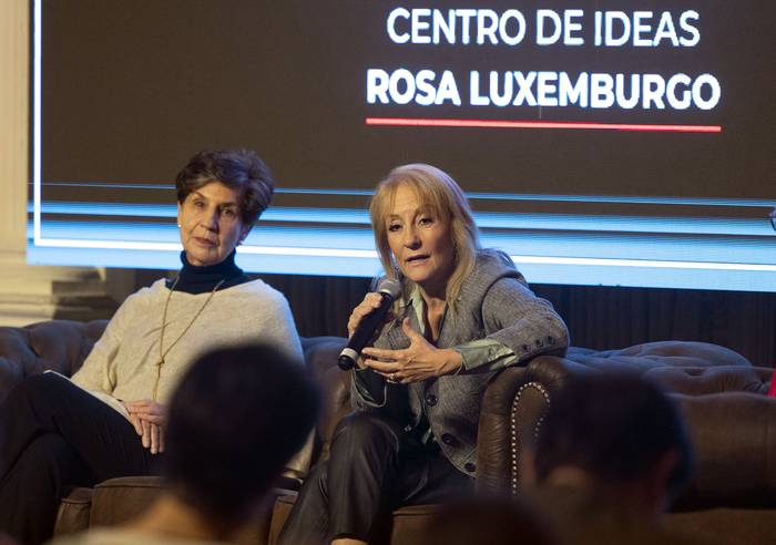 Isabel Allende y Carolina Cosse, el 19 de mayo, en el Club Uruguay. · Foto: Alessandro Maradei
