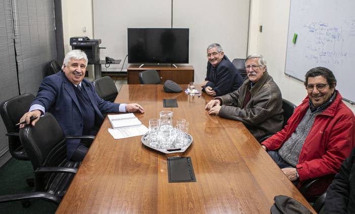 El Fiscal Juan Gómez reunido con los integrantes de Crysol, Gastón Grisoni, Waldermar Taroco y Valdemir Tabarez, en Fiscalía (04.08.2022). · Foto: .