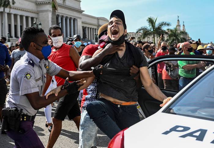 Un hombre es arrestado durante una manifestación contra el gobierno del presidente cubano Miguel Díaz-Canel en La Habana, el 11 de julio de 2021. · Foto: Yamil Lage, AFP