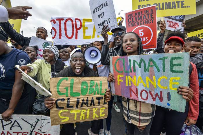 Activistas participan en una marcha durante la Cumbre Africana sobre el Clima, en Nairobi (05.09.2023). · Foto: Suleiman Mbatiah, AFP