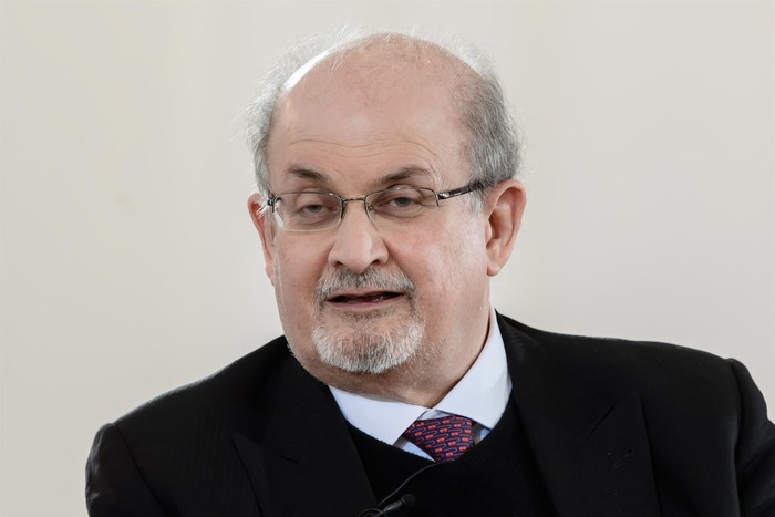 El escritor Salman Rushdie en un panel de discusión en Berlín (archivo, noviembre 2017). · Foto: Clemens Bilan, EFE