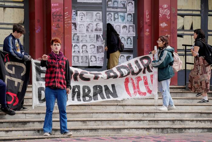 Estudiantes del liceo Dámaso Antonio Larrañaga durante la ocupación, el 19 de mayo. · Foto: Javier Calvelo/ adhocFOTOS