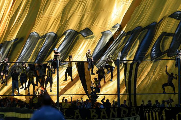 Hinchas de Peñarol en la tribuna Washington Cataldi del estadio Campeón del Siglo (archivo). · Foto: Fernando Morán