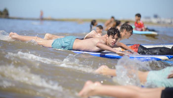 Enseñanza de surf en la playa Malvín. · Foto: Mara Quintero