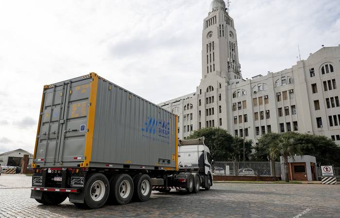 Transporte de la planta desalinizadora, en el puerto de Montevideo (27.07.2023). · Foto: Alessandro Maradei