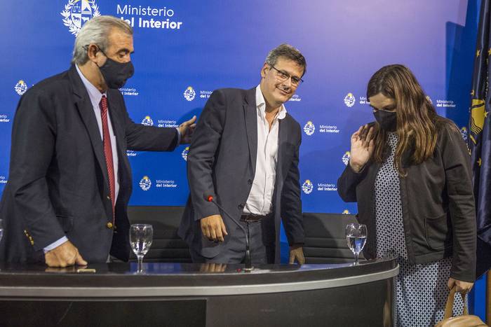 Jorge Larrañaga, Jorge Díaz y Silvia Lovesio, este miércoles, en el Ministerio del Interior. · Foto: .