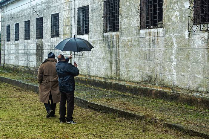 El comisionado parlamentario para el sistema carcelario, Miguel Petit recorrió las instalaciones de la ex cárcel de Rocha.  · Foto: Alejandra Nassi