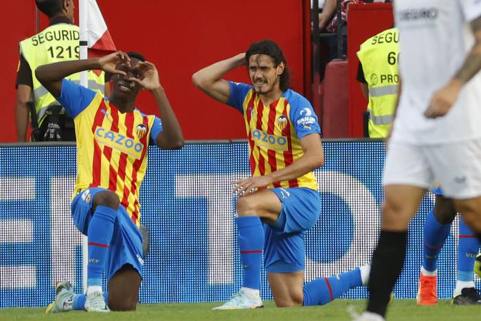 Edinson Cavani e Ilaix Moriba, tras el gol del uruguayo a Sevilla, en el estadio Ramón Sánchez Pizjuán. · Foto: Julio Muñoz, EFE