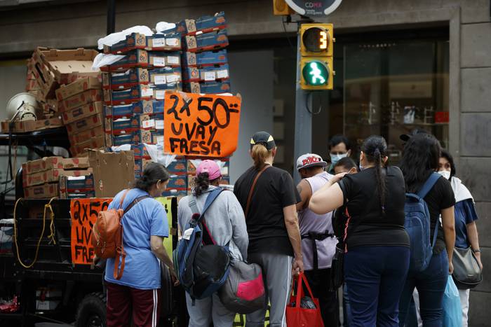 Compradores y transeúntes recorren el centro de la capital mexicana. · Foto: José Méndez, EFE