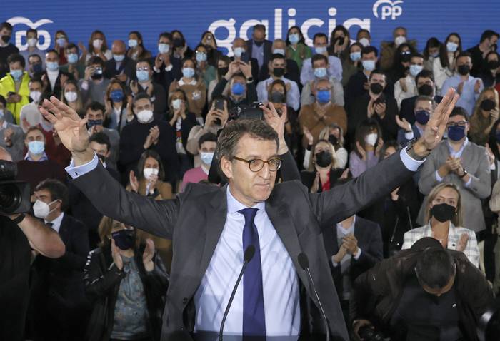 El presidente de la Xunta, Alberto Nuñez Feijóo, a su llegada a la dirección del Partido Popular de Galicia, poco antes de confirmar su candidatura para liderar el partido. · Foto: Lavandeira jr, Efe