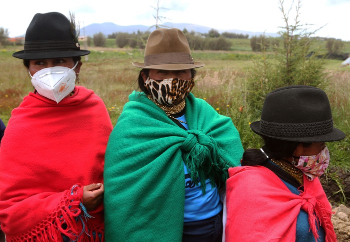 Indígenas de la aldea de Cangahua asisten a un acto de campaña con el candidato presidencial de Ecuador Andrés Arauz, en la provincia de Pichincha, Ecuador, el 27 de marzo.
 · Foto: Cristina Vega, AFP