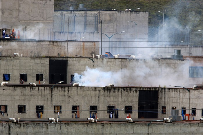 Cárcel de Turi durante los amotinamientos, ayer, en la ciudad de Cuenca, Ecuador.
foto: robert puglla, efe  · Foto: Robert Puglla, EFE