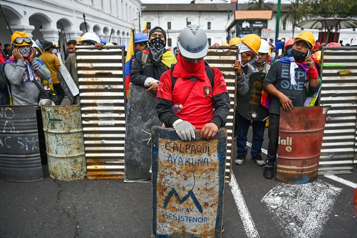 Protesta de indígenas, este lunes, en la plaza Santo Domingo, en Quito. · Foto: Martin Bernetti / AFP