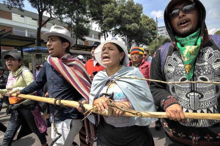 Indígenas participan en una marcha hacia la Corte Constitucional para exigir la admisibilidad del juicio político contra el presidente ecuatoriano Guillermo Lasso, el 28 de marzo, en Quito. · Foto: Rodrigo Buendía, AFP