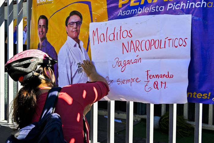 Pancarta contra la narcoviolencia en las rejas del complejo deportivo donde fue asesinado Fernando Villavicencio, en Quito (10.08.2023). · Foto: Rodrigo Buendía, AFP