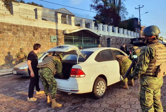 Operaciones militares de control de armas, municiones y explosivos, ayer, en el sector de Conocoto, a las afueras de Quito, Ecuador.
Foto: Fuerzas Armadas de Ecuador