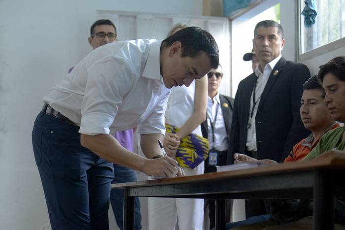 Daniel Noboa, presidente de Ecuador, el 21 de abril, durante un referéndum sobre medidas más duras contra el crimen organizado. · Foto: Gerardo Menoscal, AFP