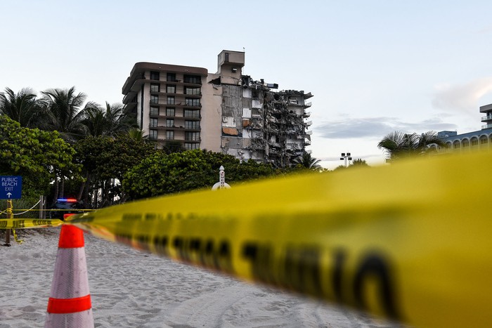 El edificio parcialmente derrumbado en Surfside al norte de Miami Beach, el 24 de junio de 2021. · Foto: Chandan Khanna, AFP