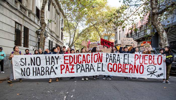Movilización del Sindicato de Docentes de Formación en Educación, frente a la sede del Consejo Directivo Central (archivo, mayo de 2022). · Foto: Mauricio Zina, adhocfotos