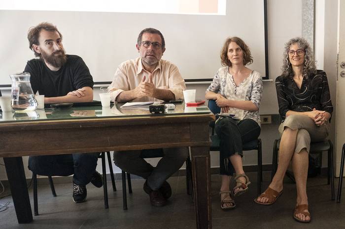 Cristian López, Pablo Martinis, Camila Falkin y Paola Dogliotti, durante la presentación del  informe sobre derecho a la educación en Uruguay (27.11.2023). · Foto: Alessandro Maradei
