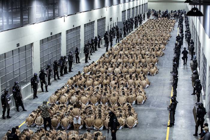 Segunda llegada de reclusos a la nueva prisión Centro de Confinamiento de Terroristas, en Tecoluca, San Salvador (15.03.2023). · Foto: Presidencia de El Salvador, AFP