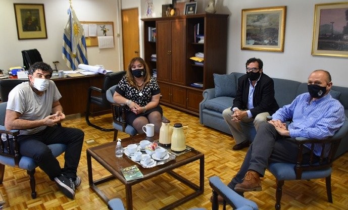 Oscar Andrade, Irene Moreira, Tabaré Hackenbruch y Jorge Ceretta, el 16 de noviembre, durante el encuentro. · Foto:  Ministerio de Vivienda y Ordenamiento Territorial