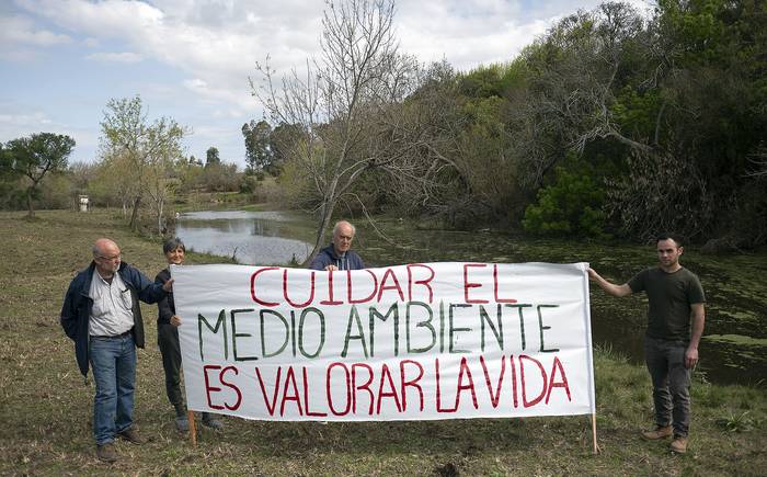 Vecinos en un terreno lindero a donde va el megabasurero, en Empalme Olmos. · Foto: Alessandro Maradei