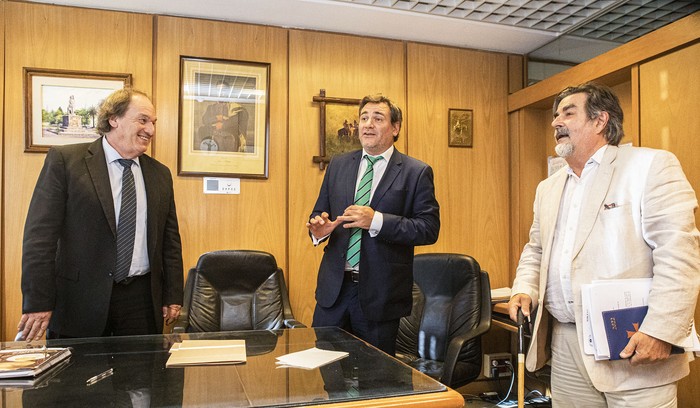Eduardo Lust, Mario Colman y Gustavo Zubía, este miércoles, en el Parlamento. · Foto: .