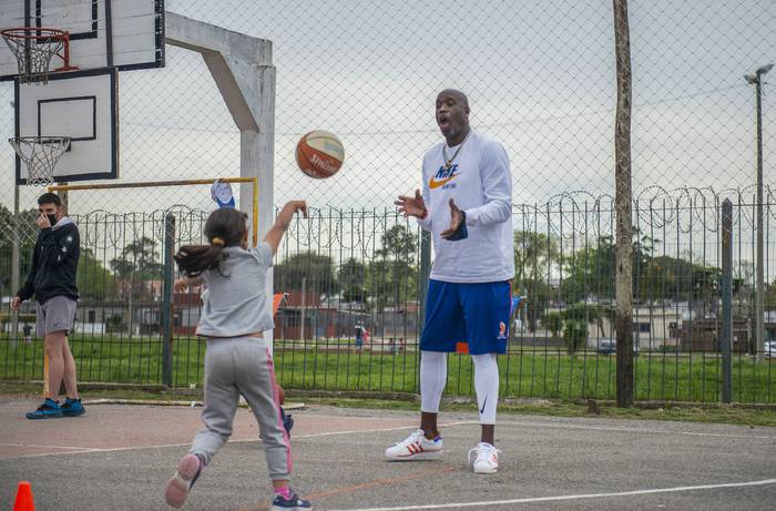 El basquetbolista estadounidense Cliff Morgan, en la escuela de basquet Zum Felde, en la cooperativa de vivendas Covisunca. · Foto: Alessandro Maradei