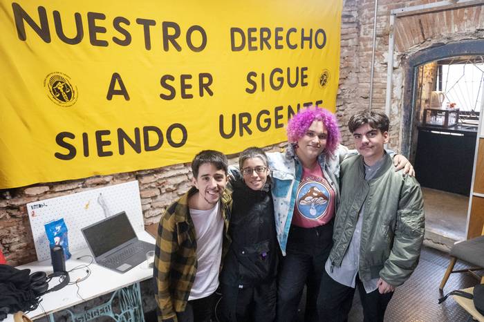 Valentino, Mare, Juana y Lucky, integrantes de La Eskuelita Trans en Ciudad Vieja. · Foto: Alessandro Maradei