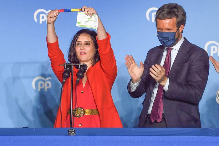 Isabel Díaz Ayuso, presidenta de la Comunidad de Madrid, celebra su victoria en las elecciones regionales de Madrid con el líder del PP, Pablo Casado, en la sede del PP.
 · Foto: Pierre Philippe Marcou, AFP