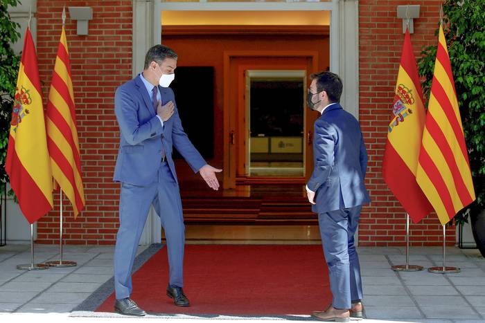 El presidente del Gobierno, Pedro Sánchez (i), recibe al presidente de la Generalitat, Pere Aragonès, en el Palacio de la Moncloa (29/06/2021). · Foto: Juan Carlos Hidalgo, Efe