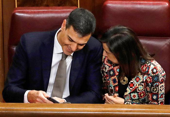 El presidente del Gobierno, Pedro Sánchez, y la ministra de Defensa, Margarita Robles, en la Cámara Baja del Parlamento español en Madrid (archivo, mayo de 2018). · Foto: Carlos Hidalgo, AFP