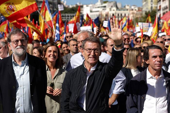 Mariano Rajoy, Alberto Núñez Feijóo y José María Aznar, en la manifestación convocada por partidos de derecha, en Madrid (24.09.2023). · Foto: Thomas Coex, AFP