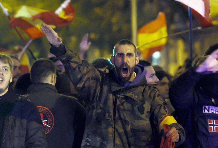 Un manifestante realiza el saludo fascista durante una protesta, cerca de la sede del PSOE, en Madrid (08.11.2023). · Foto: Óscar del Pozo, AFP
