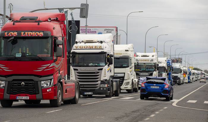 Manifestación de camioneros convocados por la Plataforma para la Defensa del Sector de Transporte de Mercancías, este viernes, en las calles de Ciudad Real. · Foto: Jesús Monroy, EFE