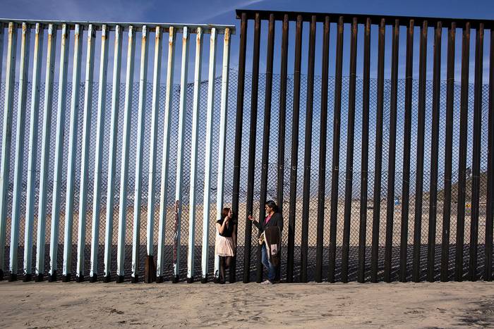 Arturo Arreola y su novia Cecilia Simón en Playas de Tijuana, en la frontera México-Estados Unidos. 13 de febrero de 2017. Foto: Guillermo Arias (AFP)