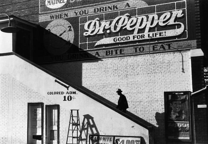 Afroestadounidense en la entrada segregada del cine, el sábado 1º octubre de 1939, en Belzoni, Misisipi. Foto: Marion Post Wolcott / Administración de Seguridad Agrícola / Biblioteca del Congreso de Estados Unidos.