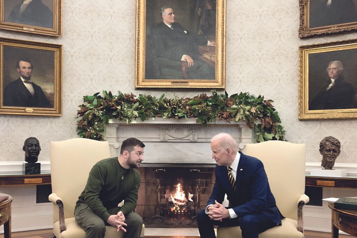 Volodímir Zelensky y Joseph Biden, en la Oficina Oval de la Casa Blanca, en Washington, el 21 de diciembre de 2022. · Foto: Brendan Smialowski, AFP