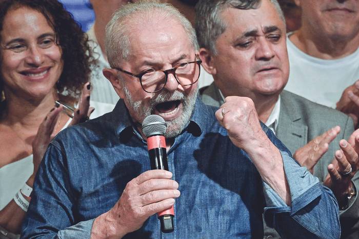 Luiz Inácio Lula da Silva, en su discurso apenas conocidos los resultados de la segunda vuelta de las elecciones presidenciales, en San Pablo. · Foto: Nelson Almeida, AFP