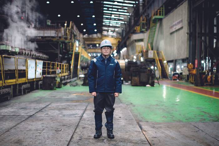 Oficinista de Hyundai Steel Song Min-sung, en la acería Hyundai en Dangjin, al sur de Seúl, en diciembre de 2018. · Foto: Ed Jones, AFP