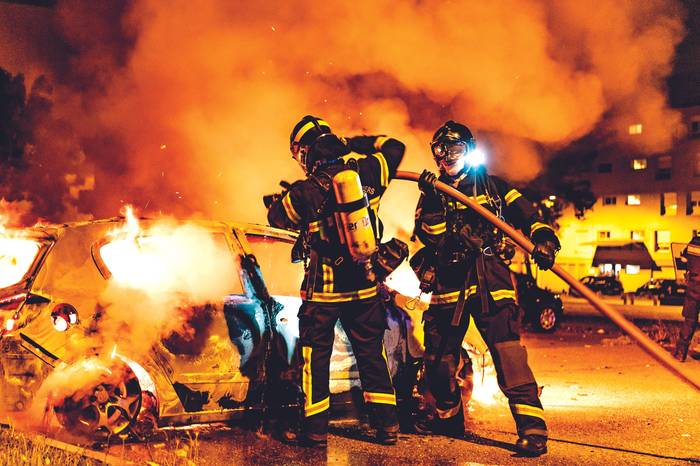 Incendios en las afueras de Lyon, Francia, en respuesta a la muerte de Nahel. · Foto: Marine Gonard / Hans Lucas / AFP